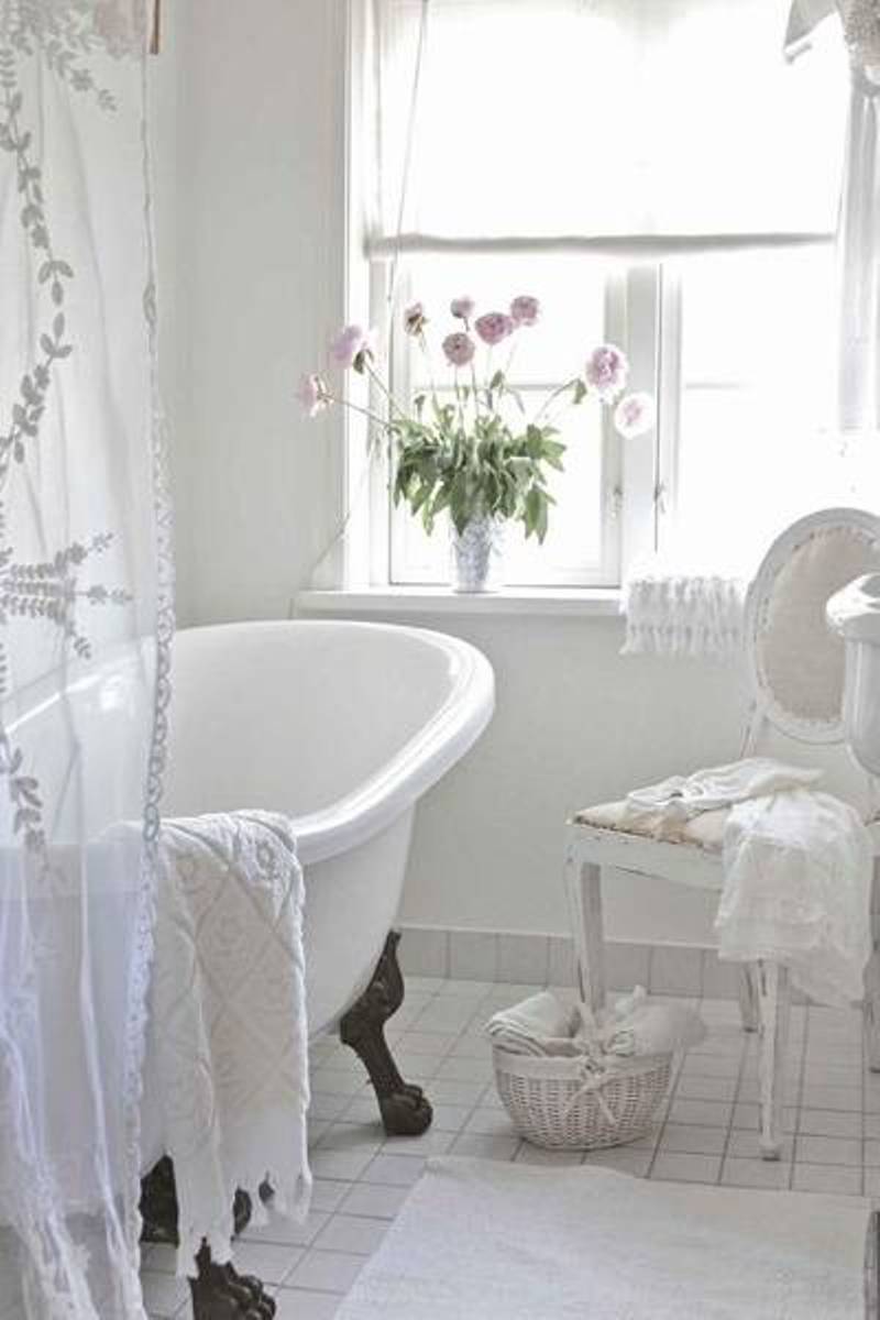 Attractive White Shabby-Chic Style Bathroom Design