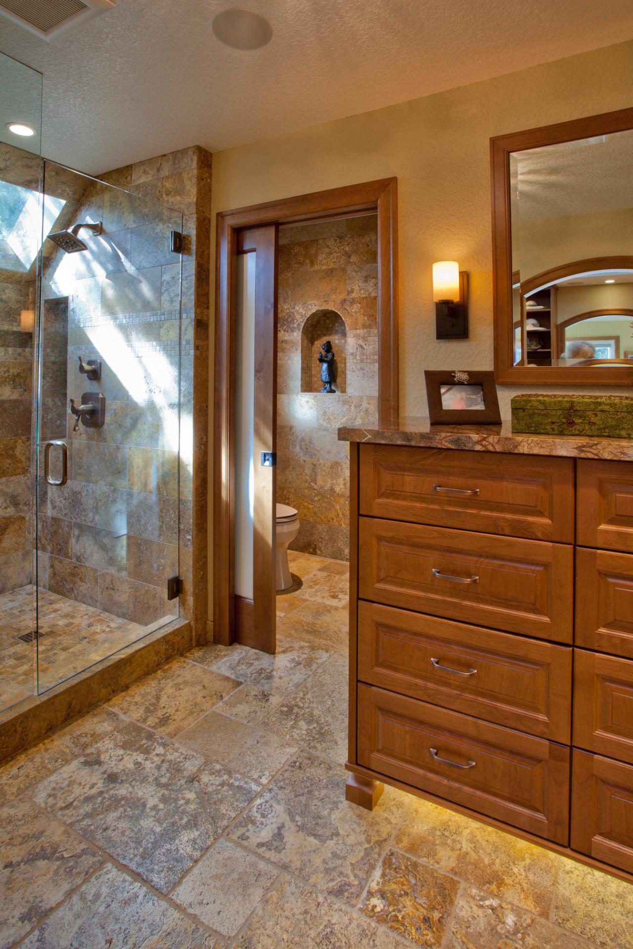 Craftsman Master Bathroom With Neutral Tile Floors