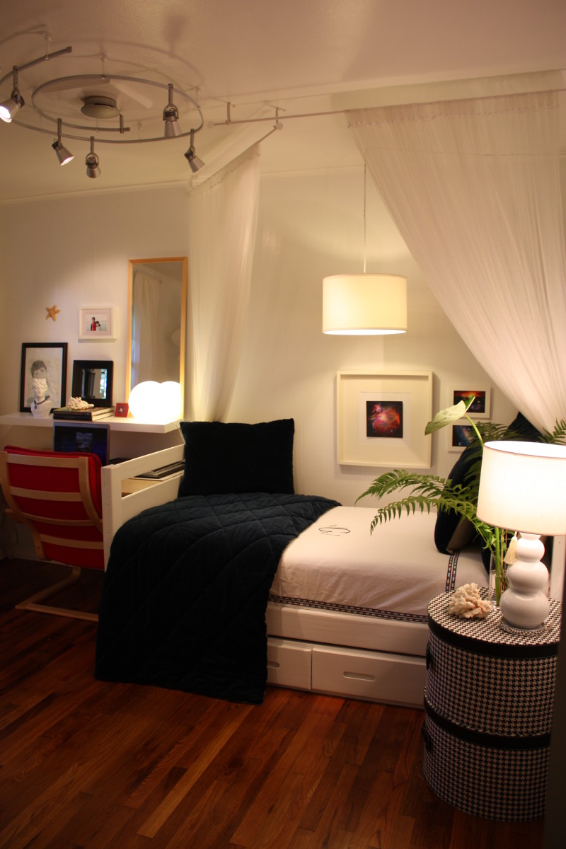 Small Tropical Bedroom Design