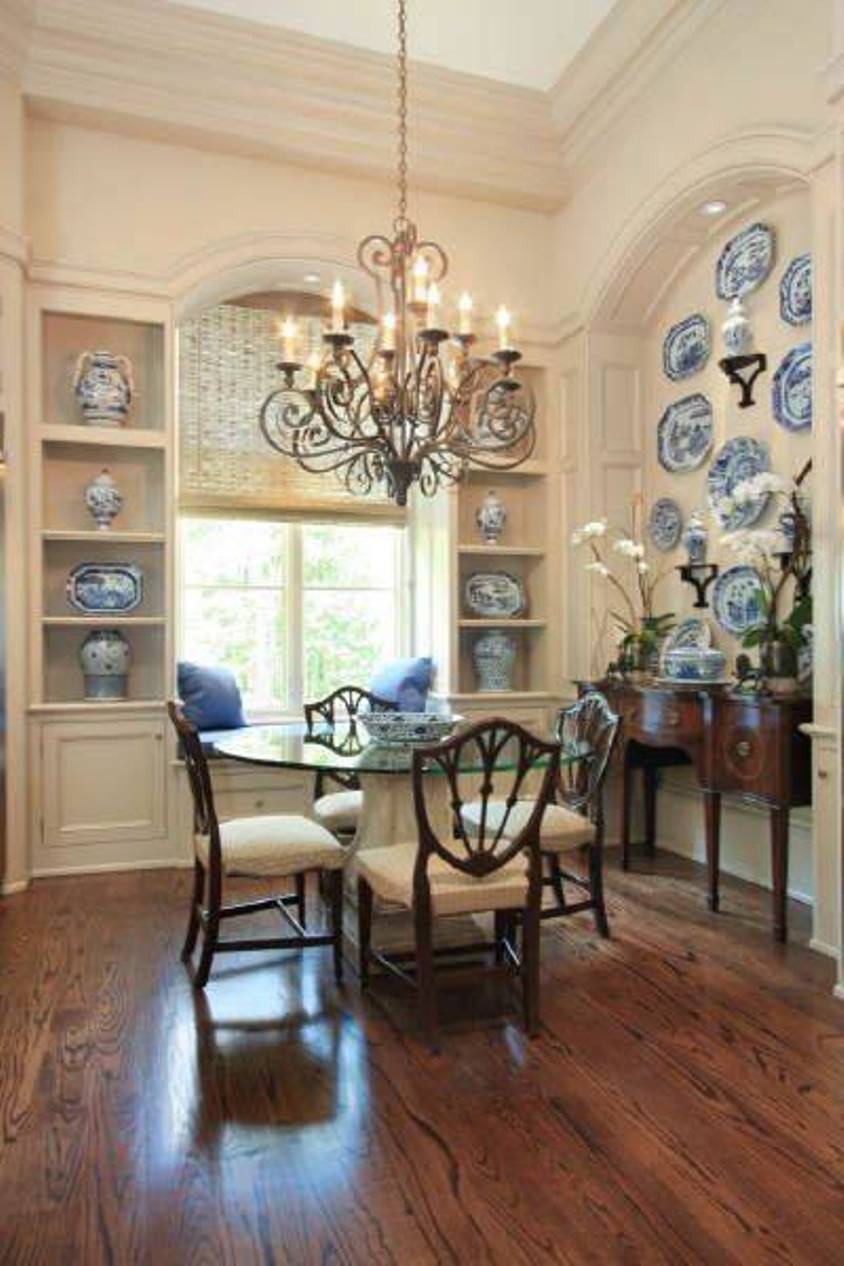 Traditional Dining Room Design With High Ceiling