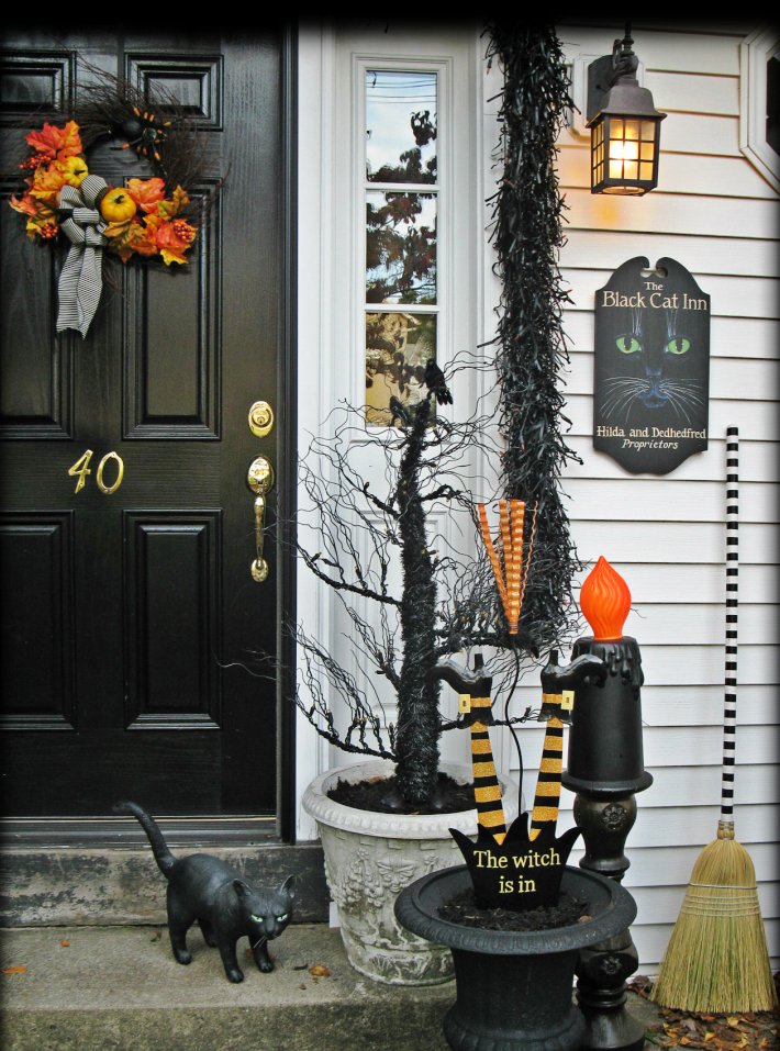 Cool Front Porch Halloween Decor