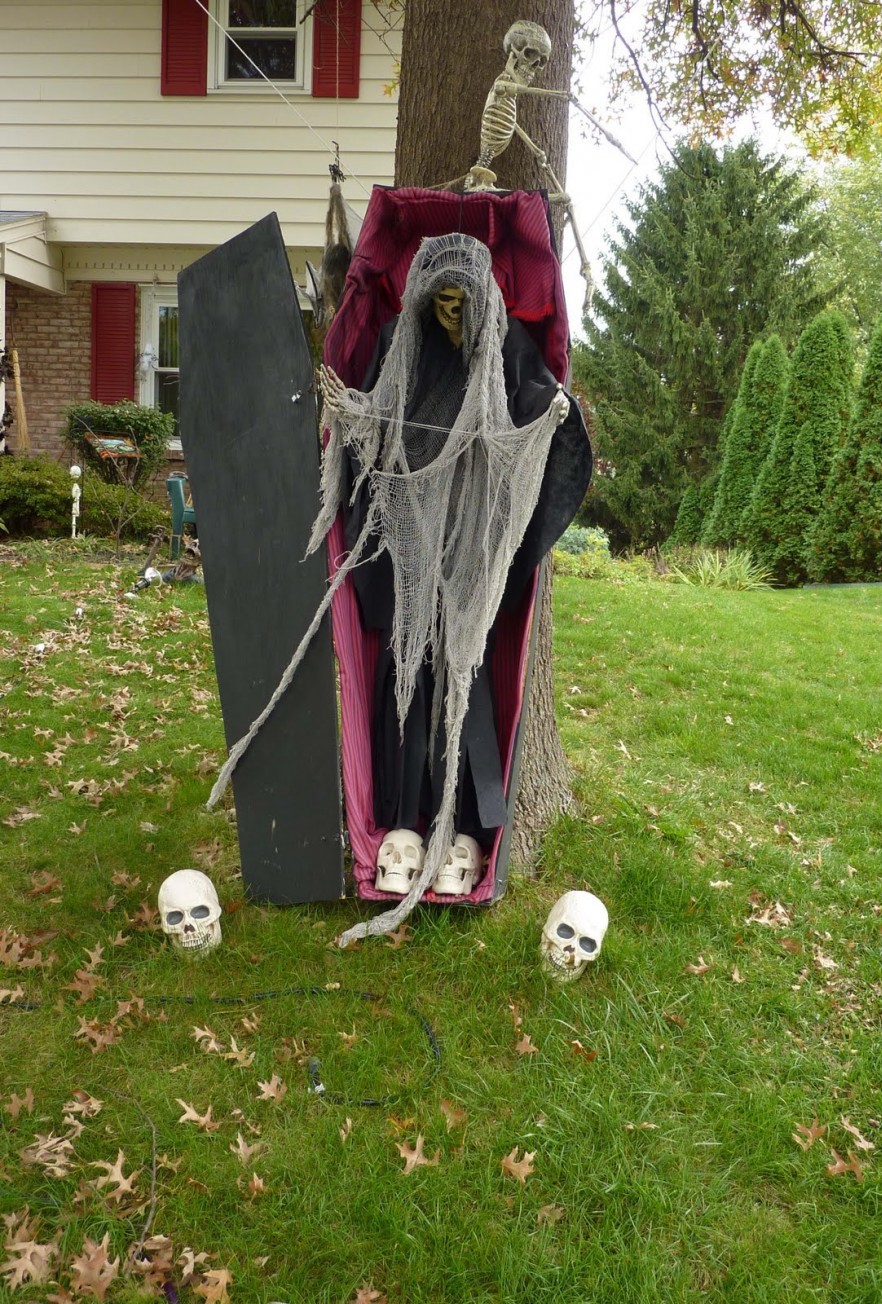 Creative Halloween Witches Decorations Ideas