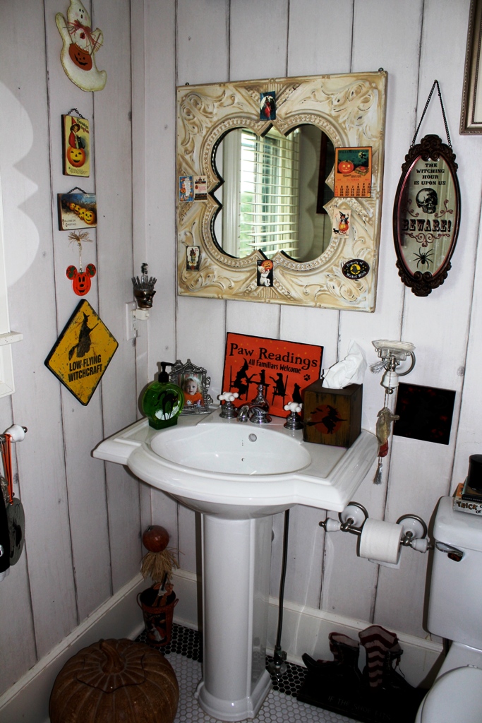 25 Bathroom Halloween Decorations Ideas - Decoration Love