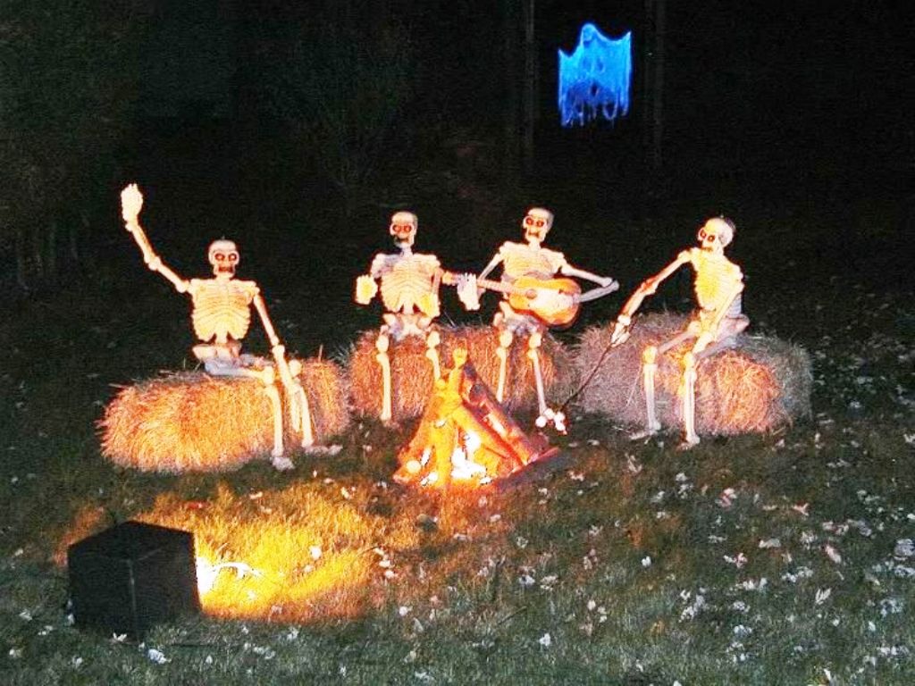 Hilarious Skeleton Yard Halloween Decorations