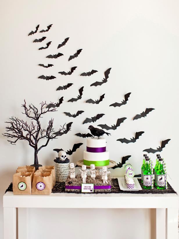 Paper bats climbing the wall Printables Halloween Decorations
