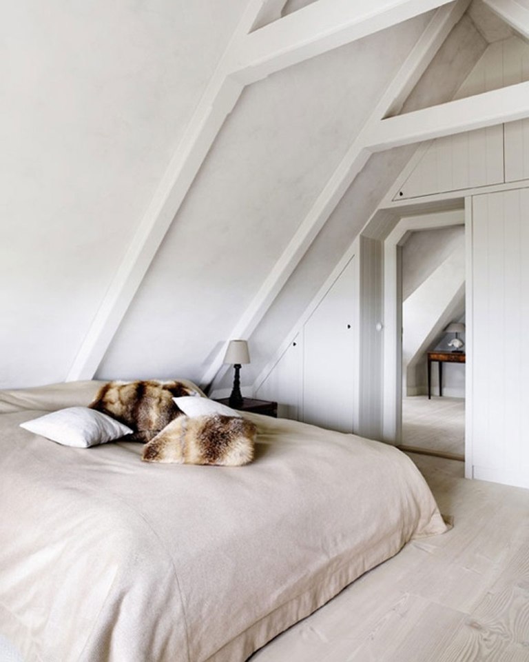 Amazing White Attic Scandinavian Bedroom Design