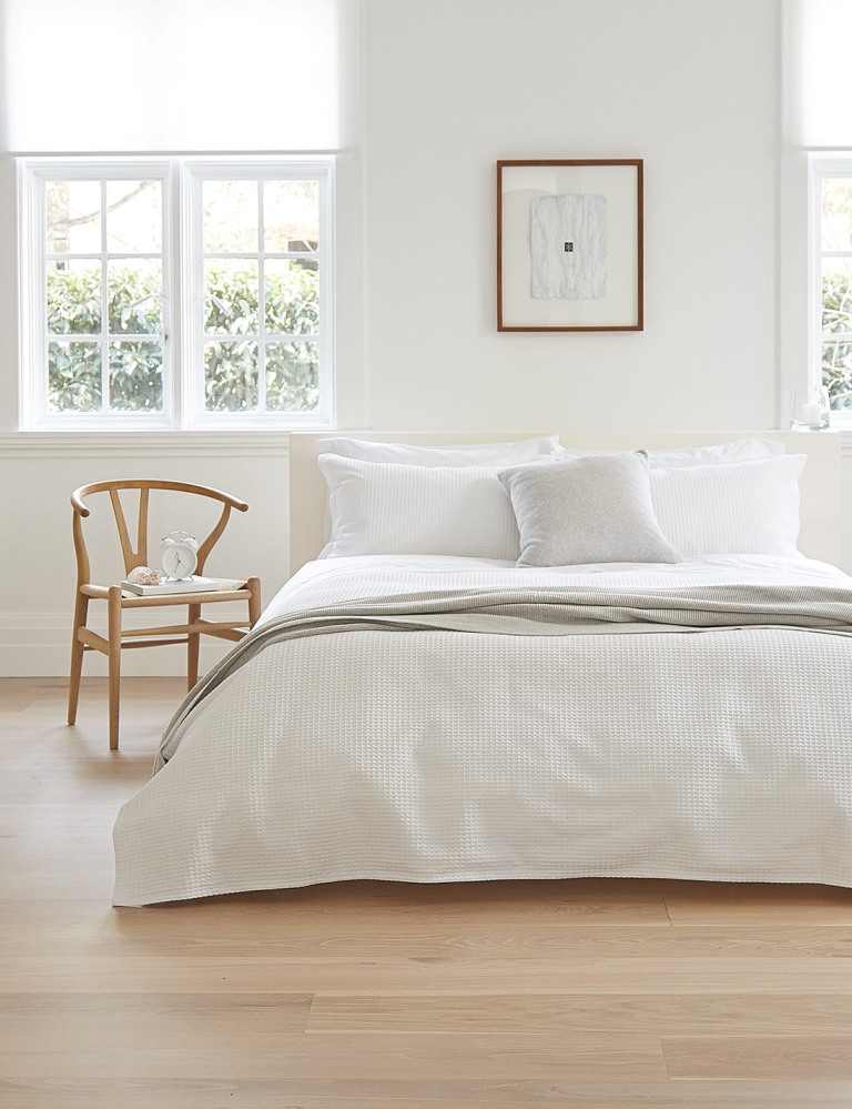 White scandinavian bedroom design