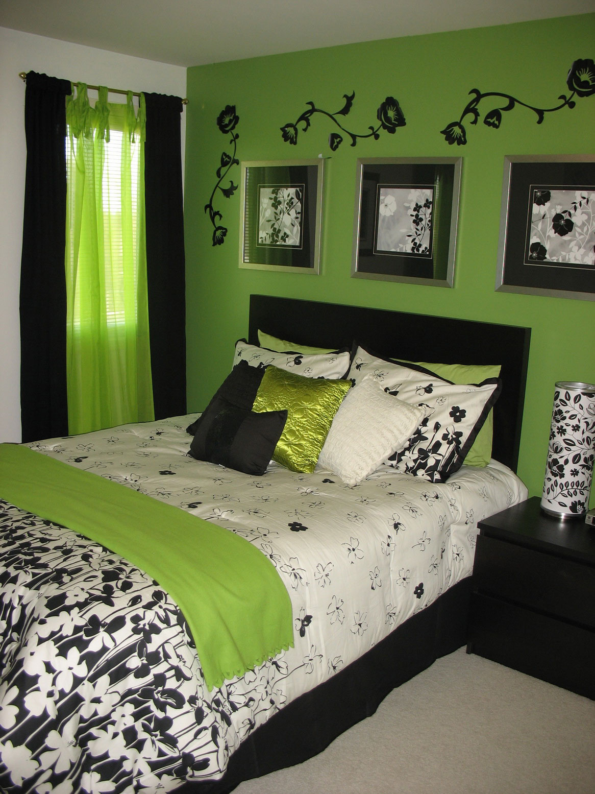 Green and Black Bedroom Wall Ideas