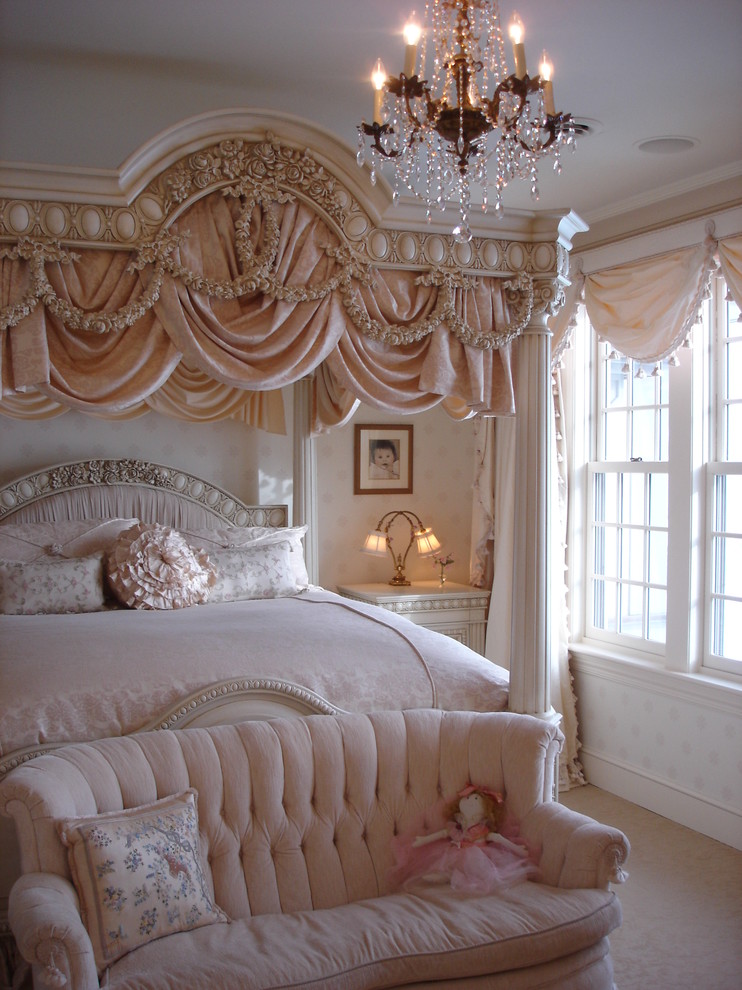 Traditional Canopy Bedroom