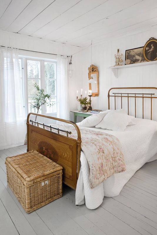 Vintage White Country Bedroom Design Ideas
