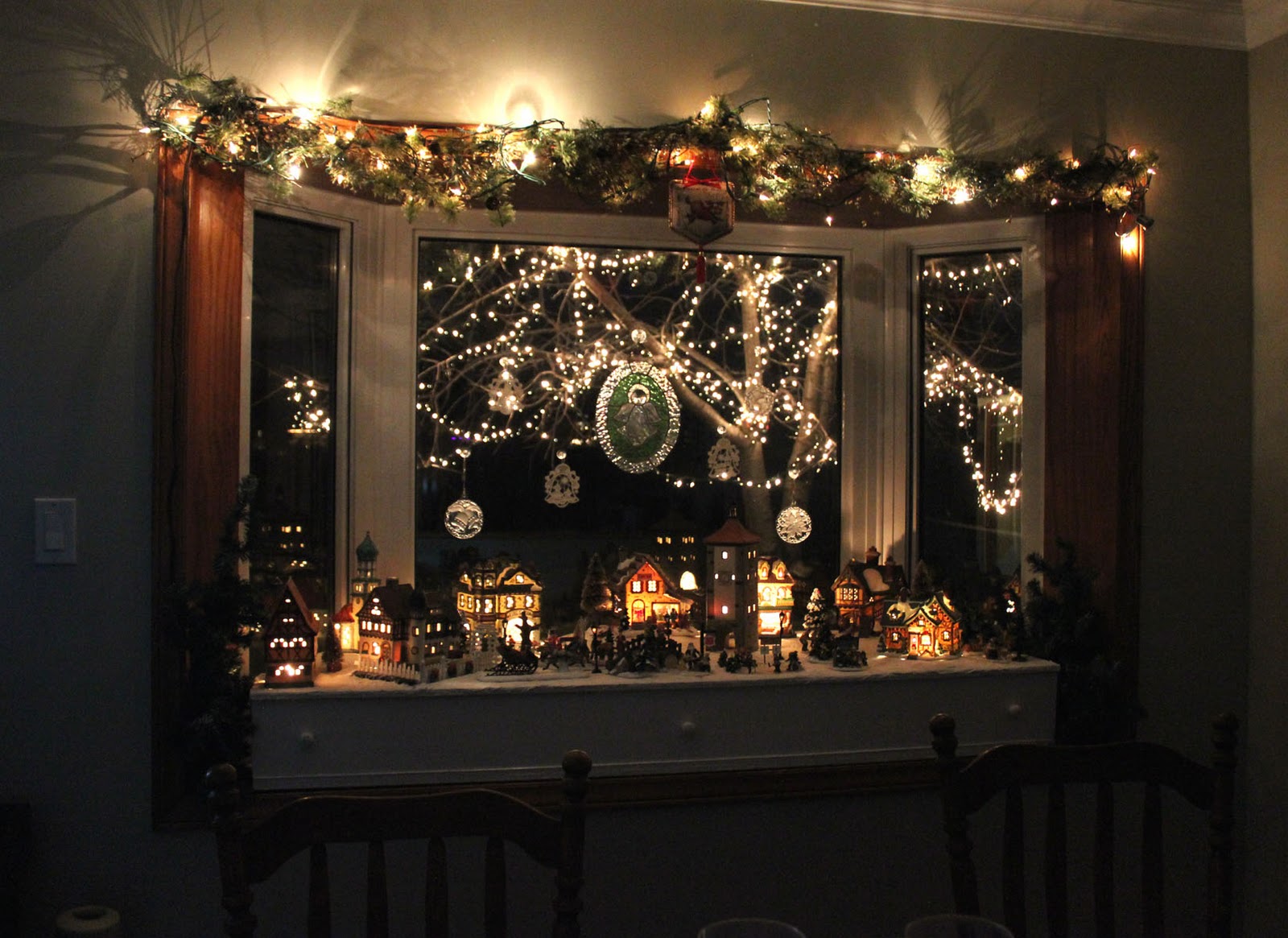 decorate living room window for christmas