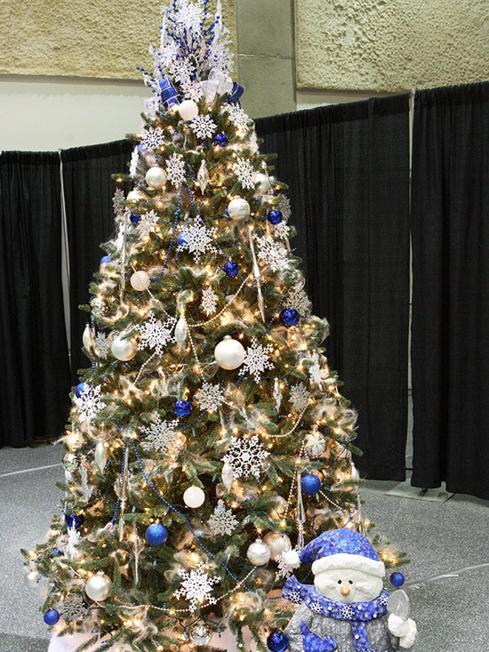 Blue and White Christmas Tree Decorating Ideas