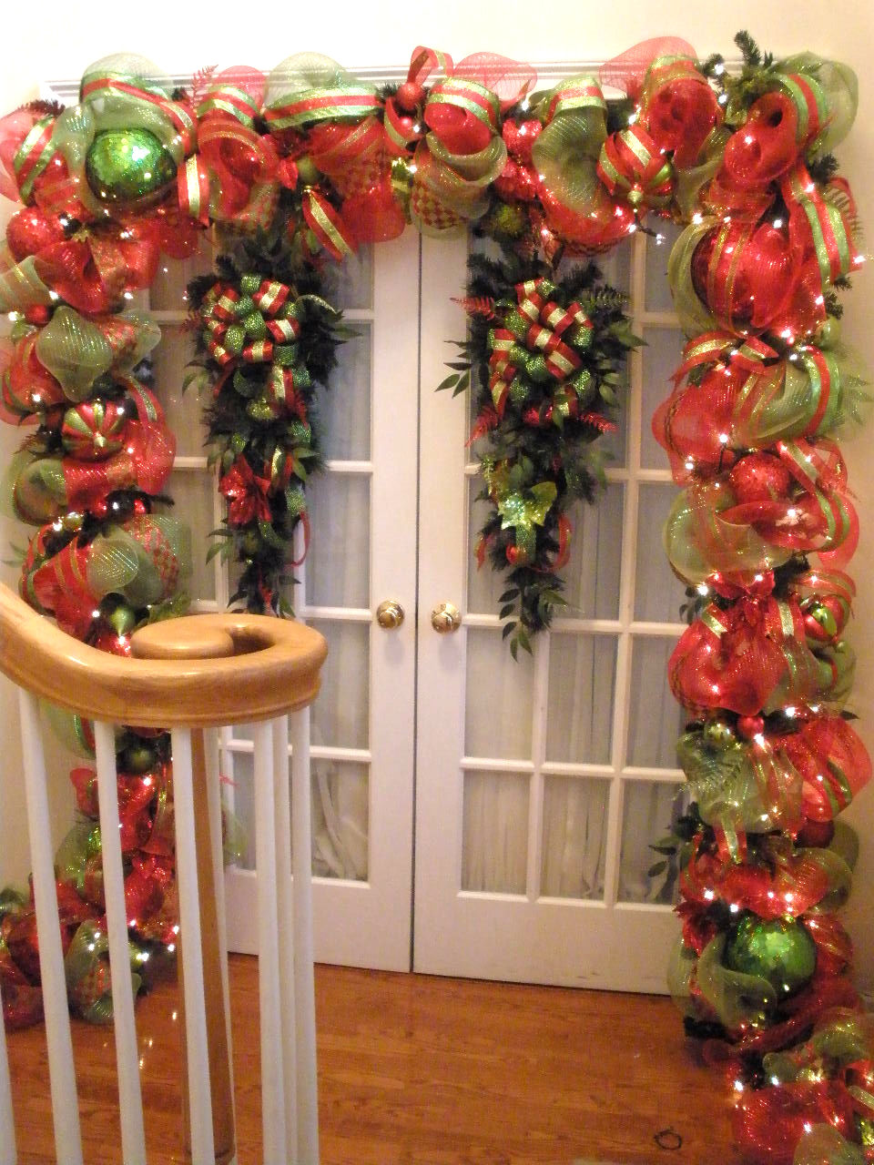 35 Stunning Garland Christmas Decorations Ideas - Decoration Love
