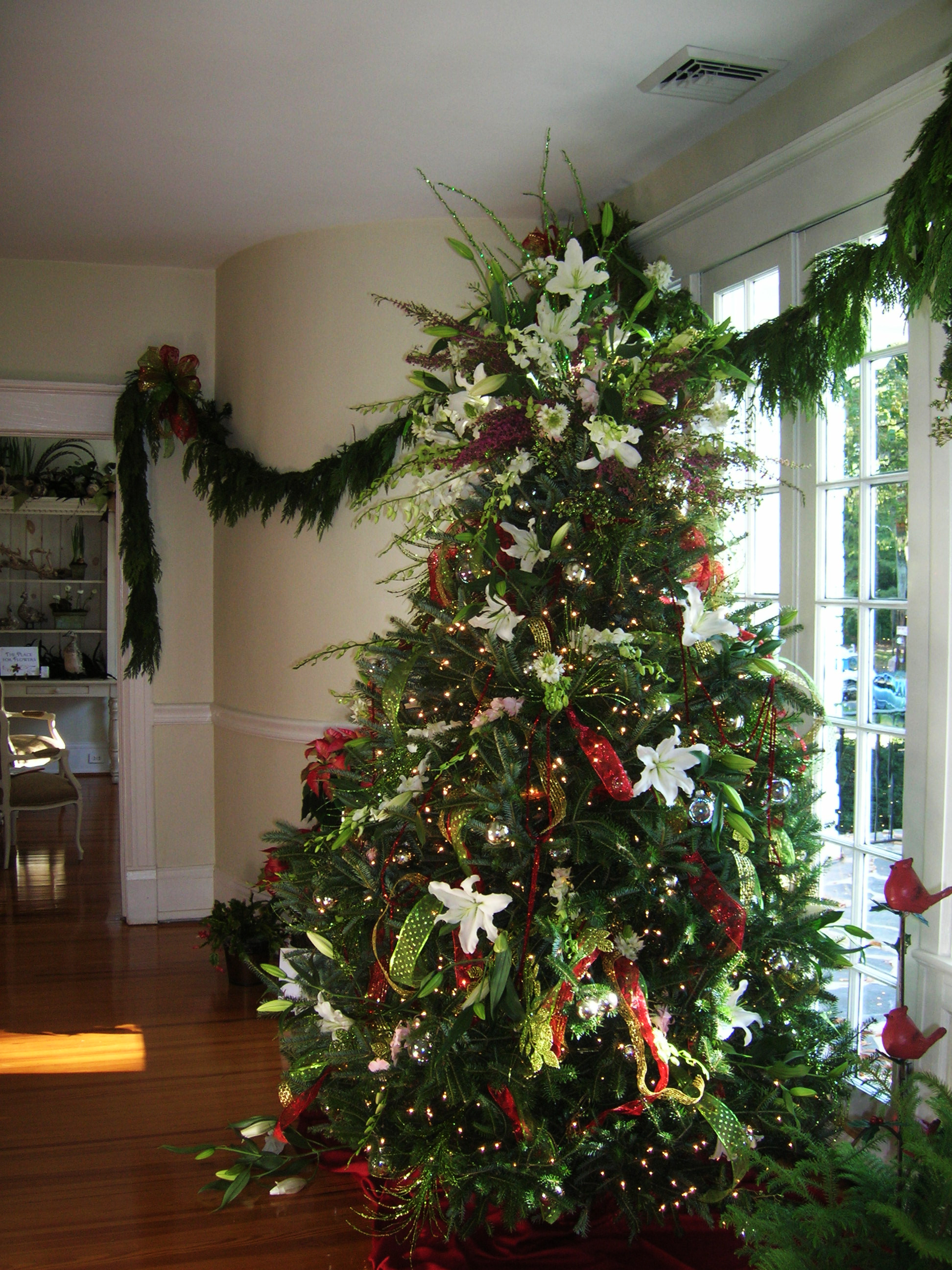 Christmas Tree Decorating Ideas with Flowers