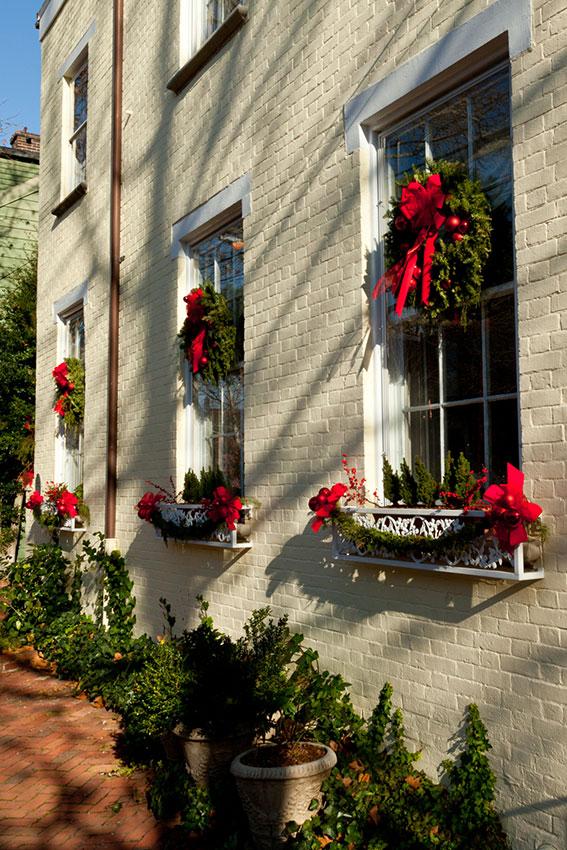 50 Windows Christmas Decorations Ideas To Displays - Decoration Love