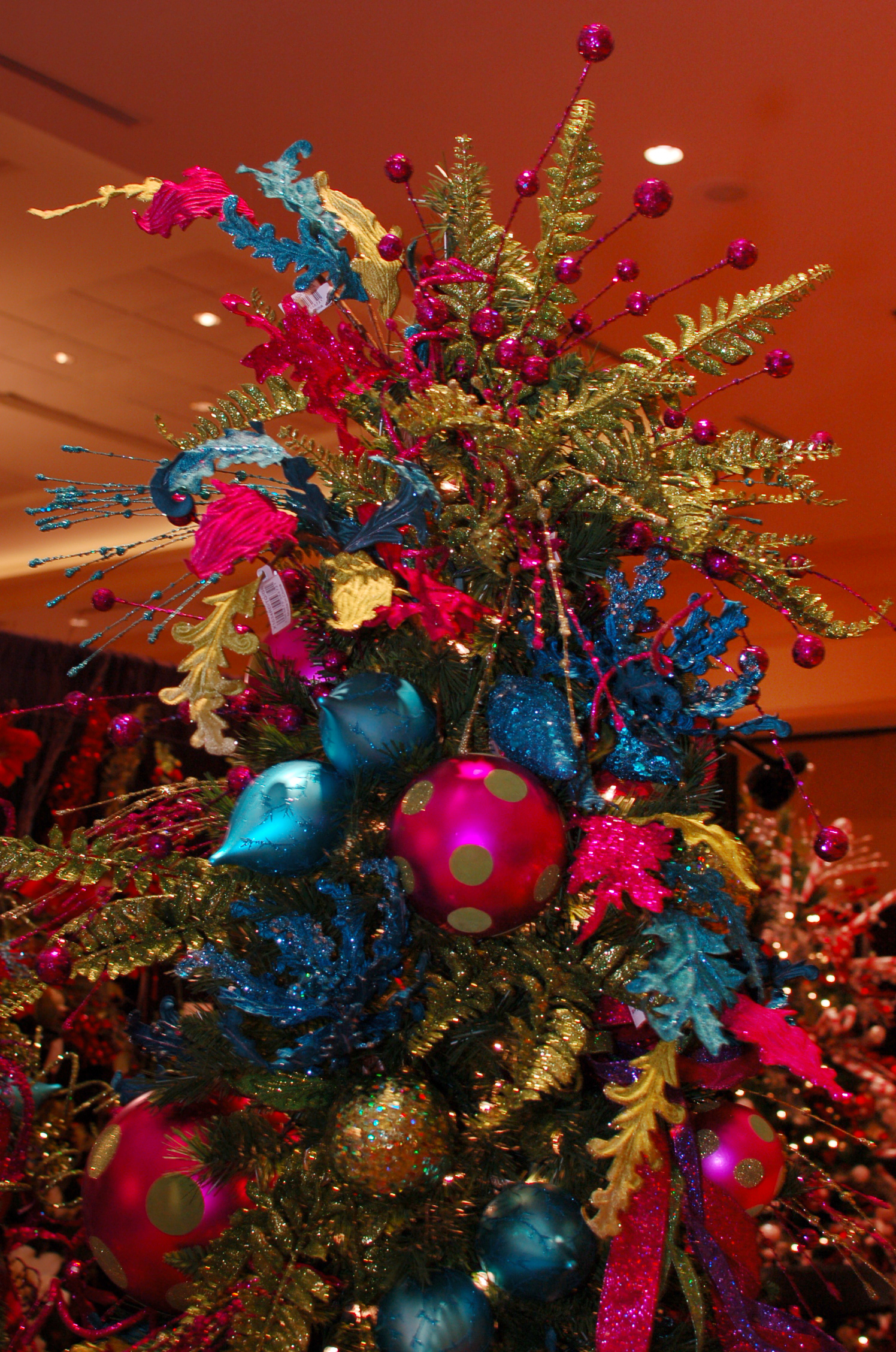 Contemporary Christmas Tree Decorations Ideas