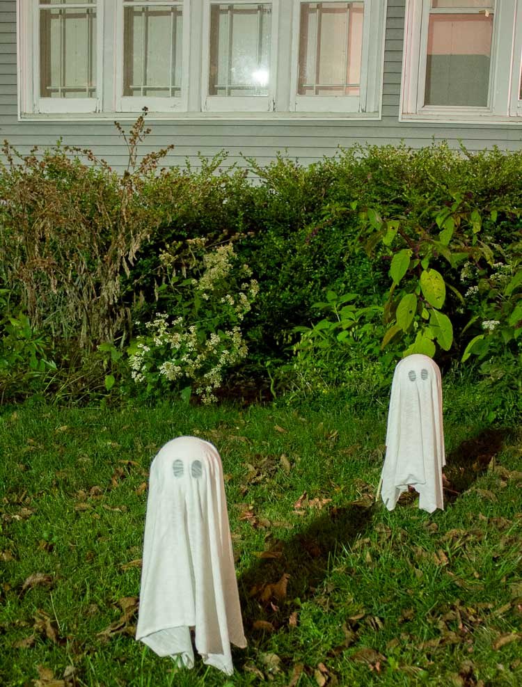 DIY Ghosts Halloween Yard Decorations