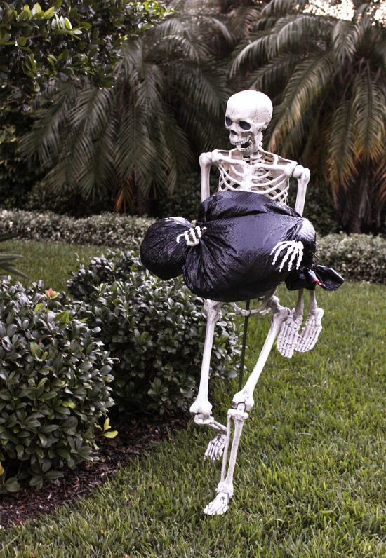 DIY Lawn Skeleton Decor Halloween Ideas