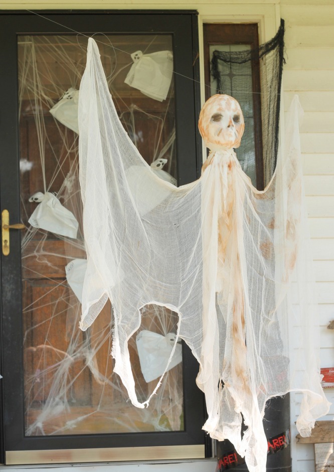 DIY Outdoor Halloween Decorations Ghost
