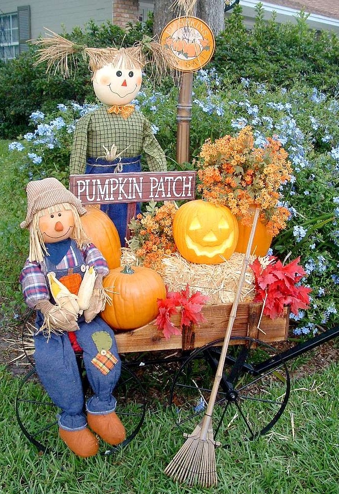 Fall Yard Decorations with Pumpkins
