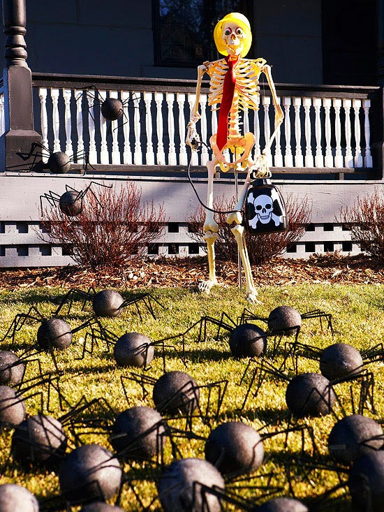 Front Yard Halloween Spider Ideas