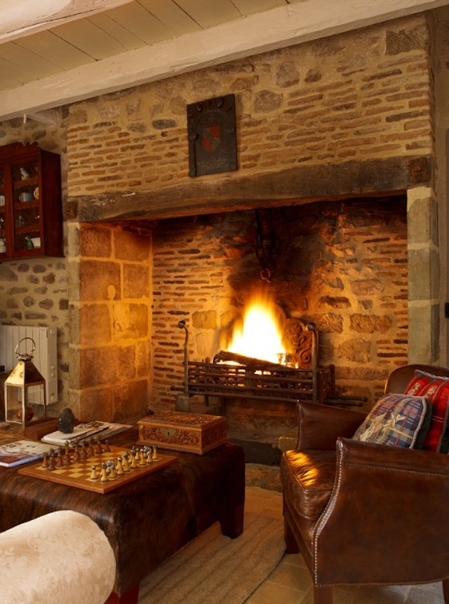 country-cottage-living-room-with-fireplace