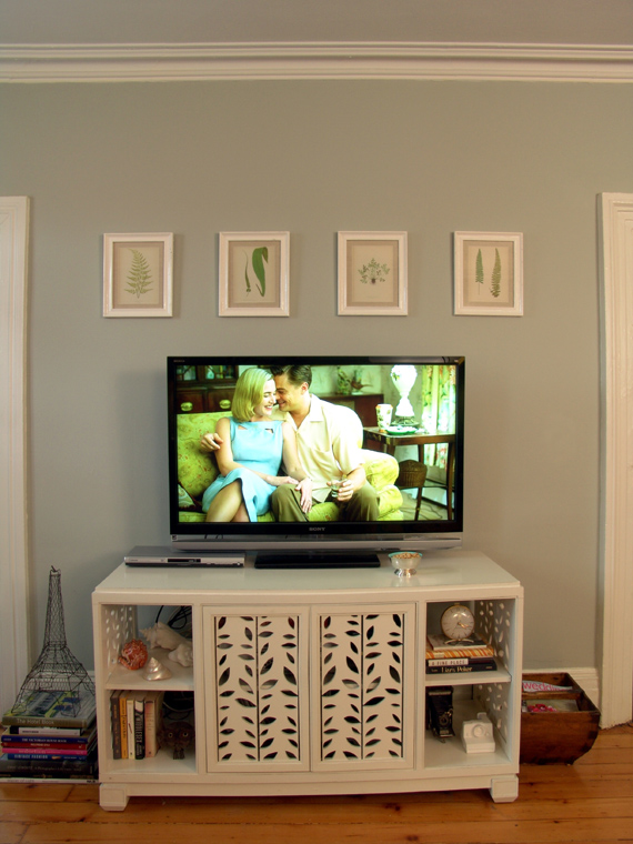 decorating-above-tv-living-room-walls