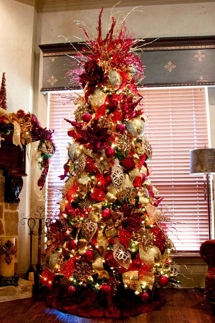 Elegant Red and Gold Christmas Tree