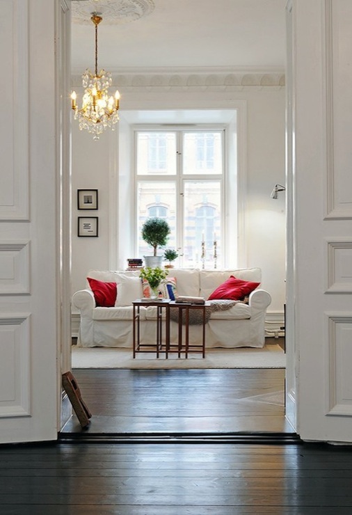 french-living-room-with-crown-molding