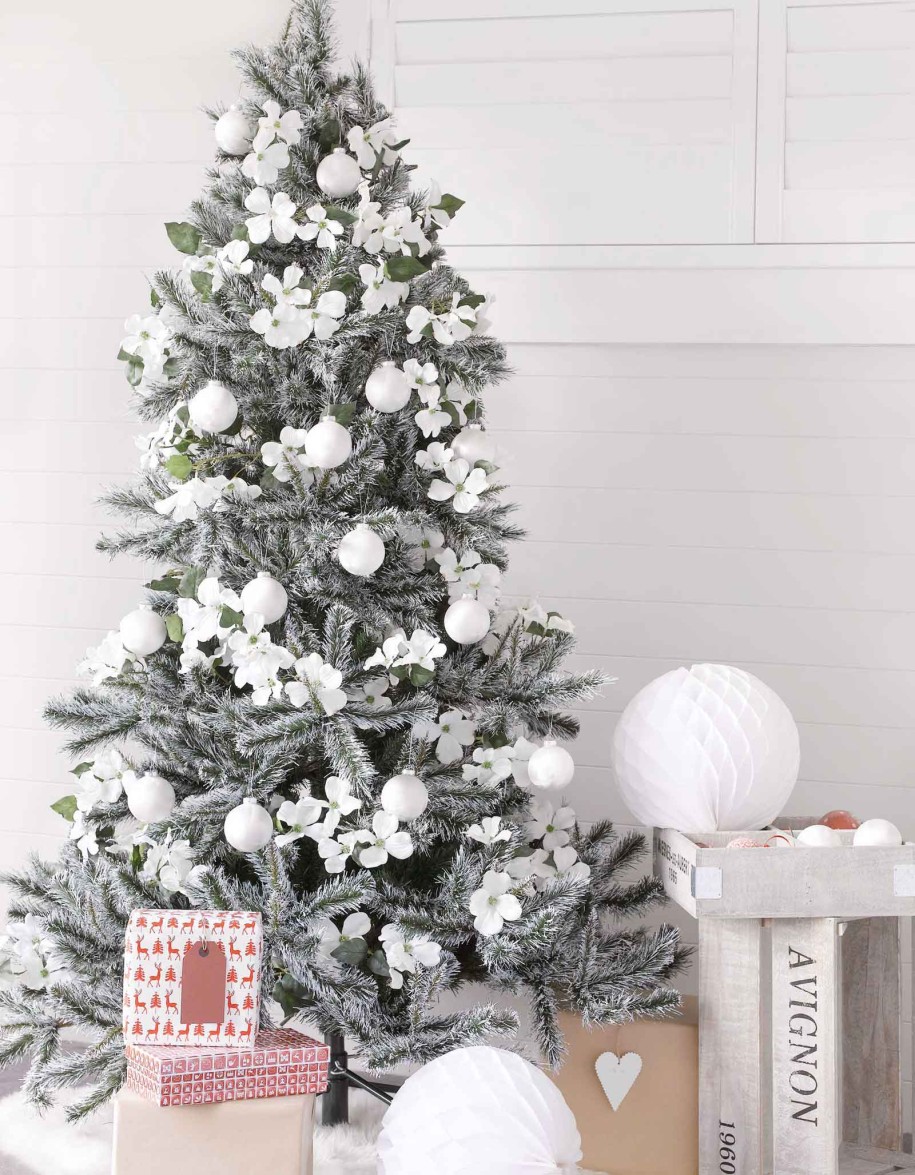 green-with-white-christmas-tree-decorations
