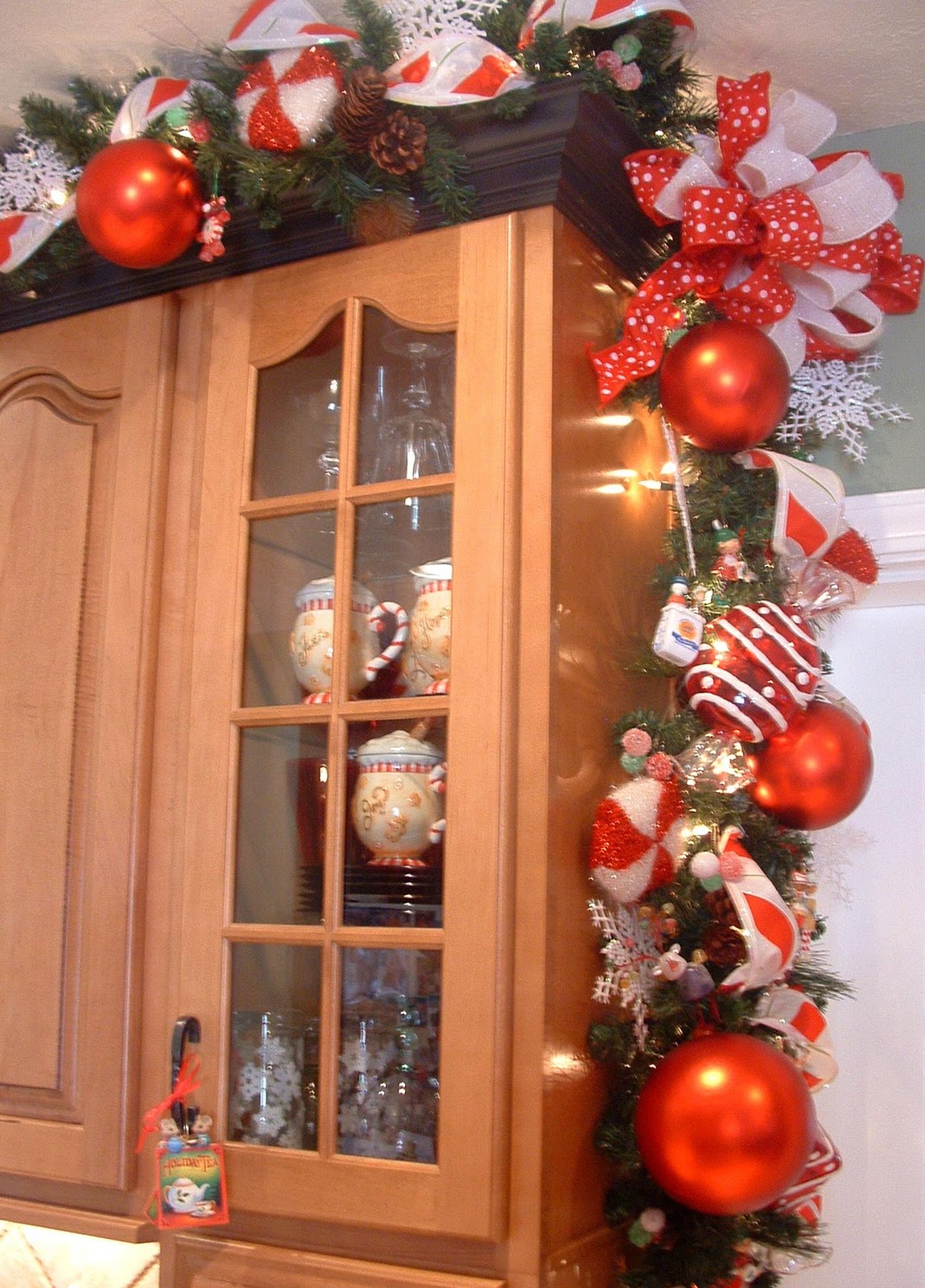 Kitchen Cabinet Christmas Decorating Ideas