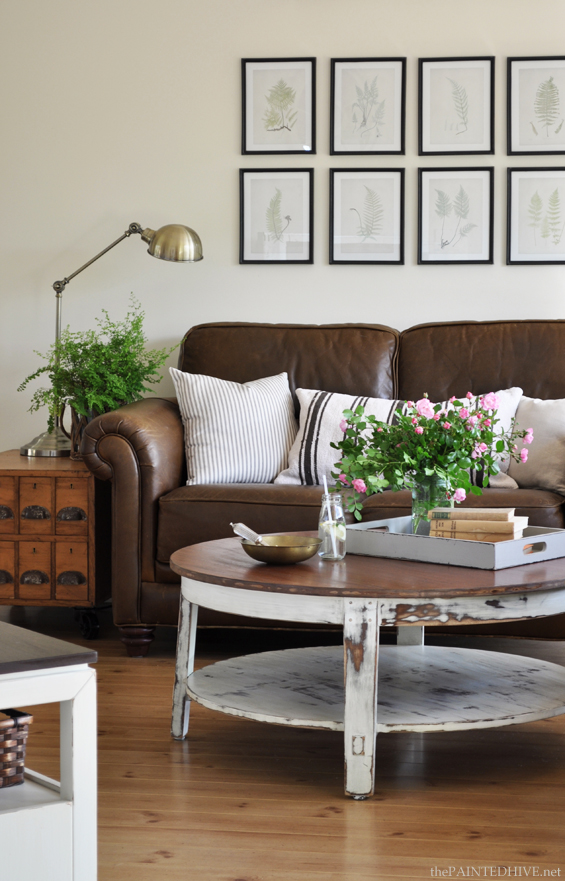 living-rooms-with-brown-leather-couches