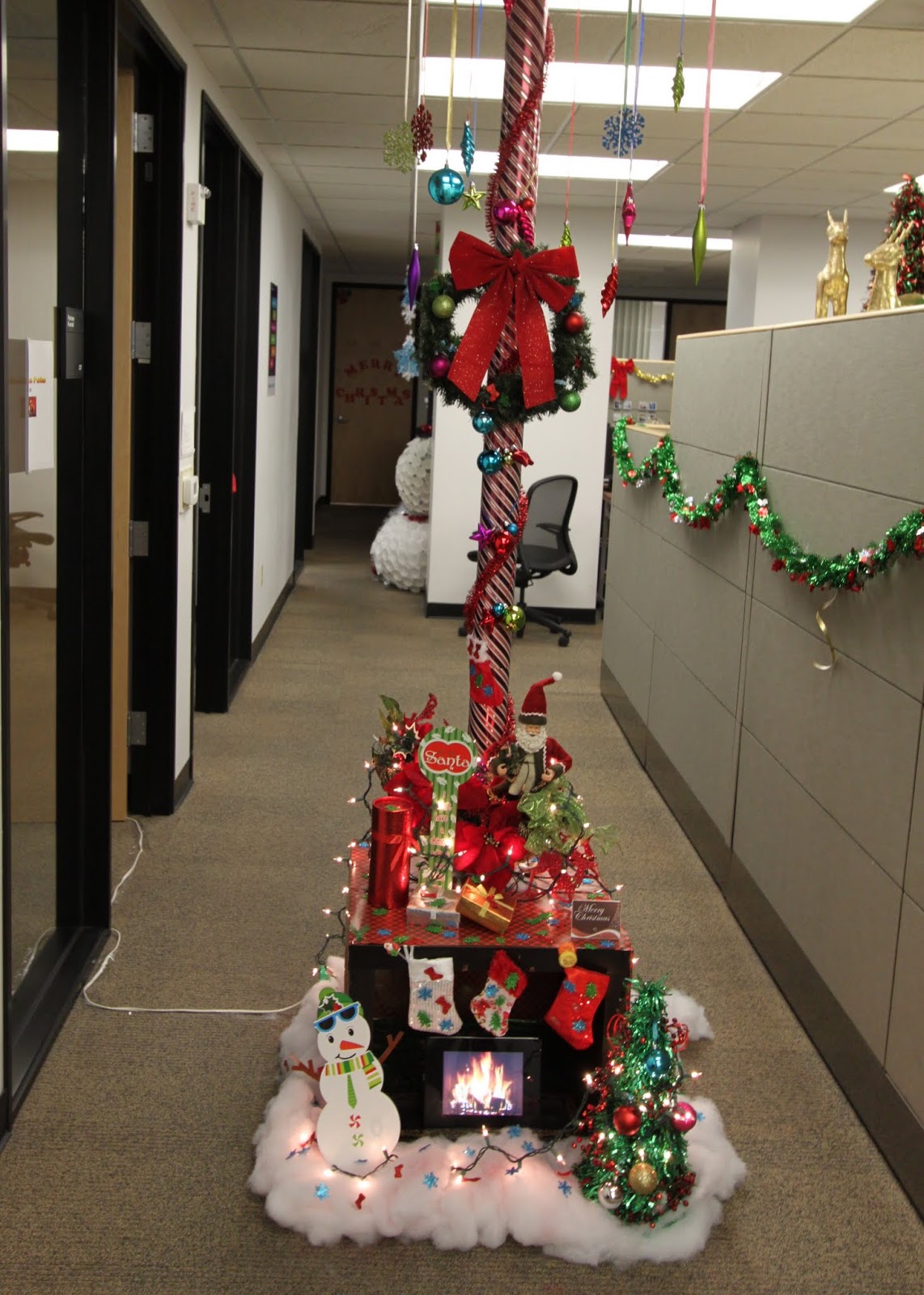 Pole Office Christmas Decorating Contest 2016