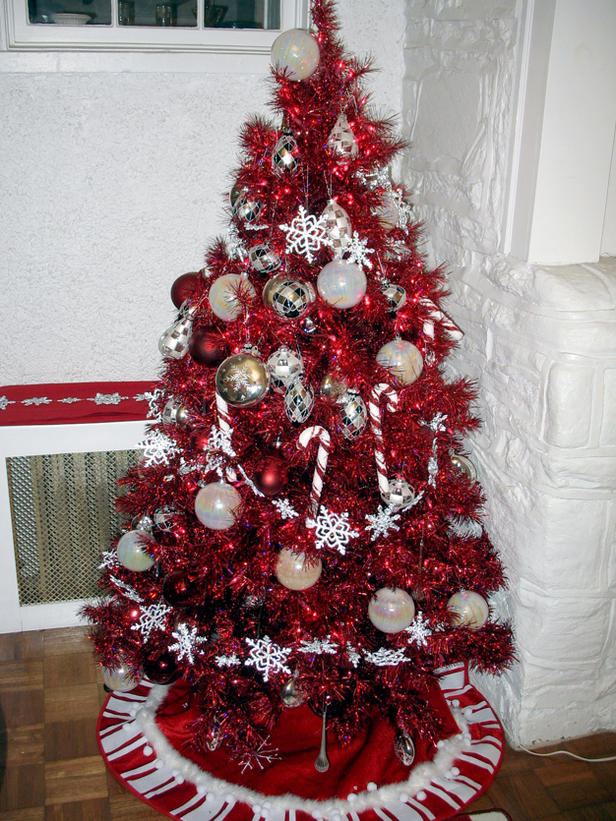 Red and White Christmas Tree 2016