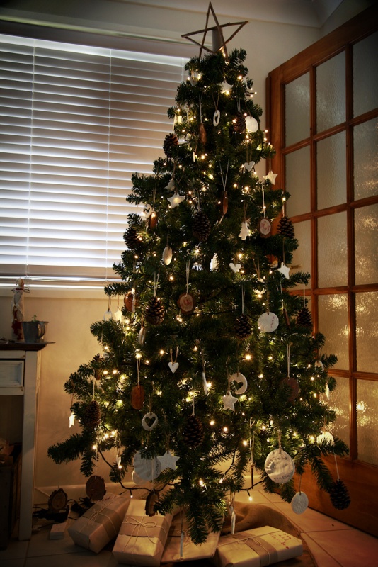 rustic-wood-christmas-trees-ornaments