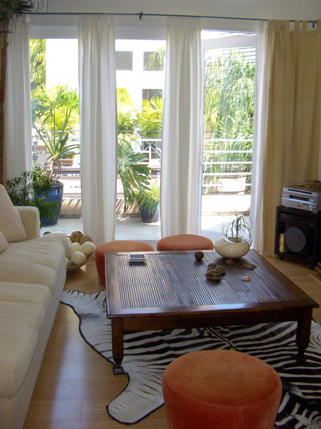 small-condo-living-room-design-ideas