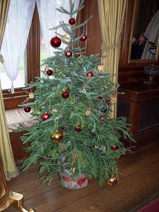 Small Victorian Christmas Tree