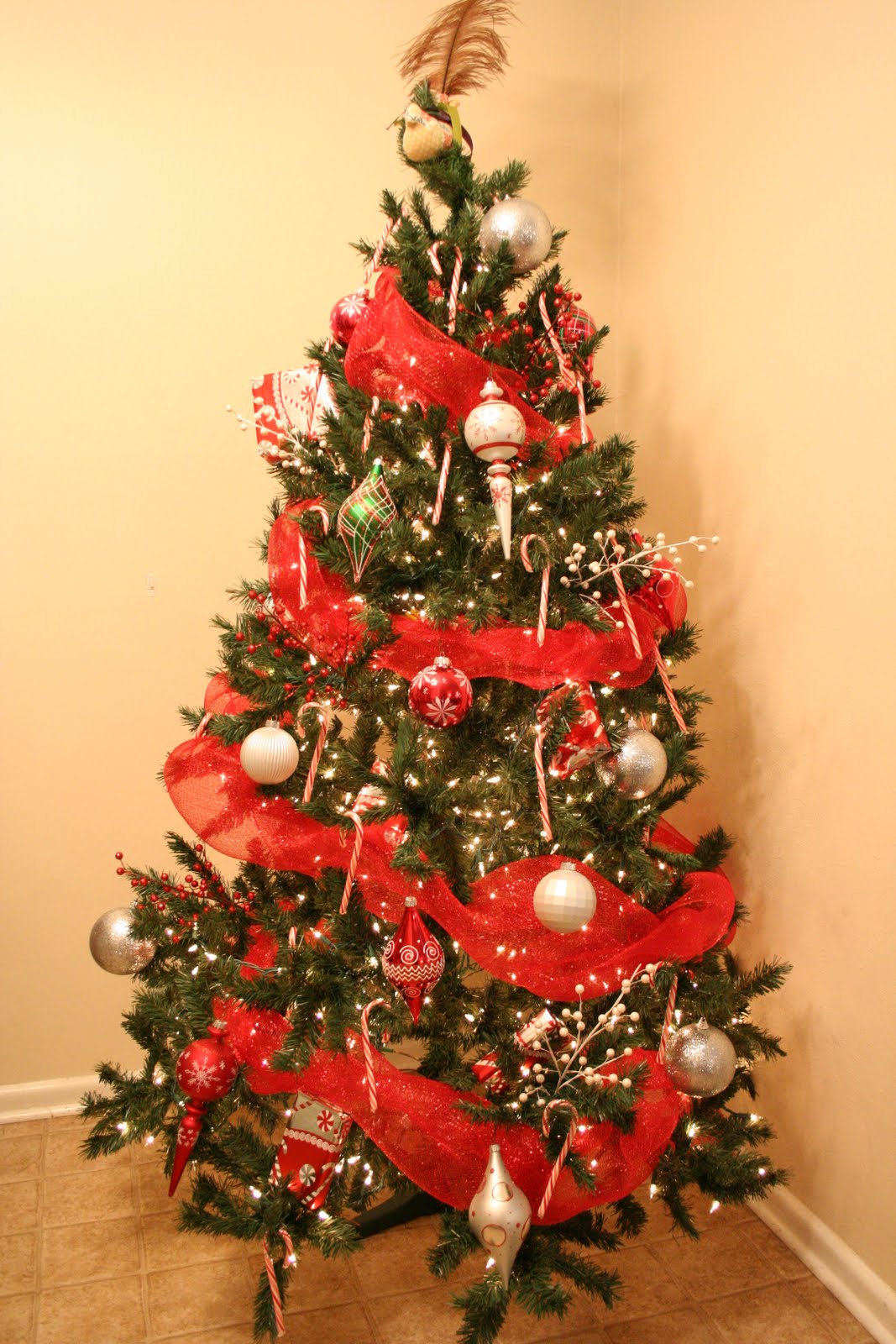 a-christmas-tree-decorating-with-mesh-ribbon