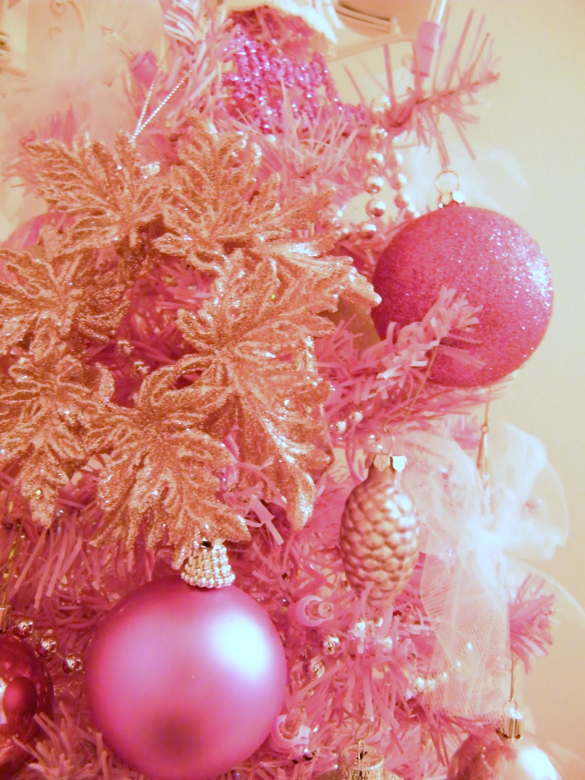 beautiful-pink-christmas-decoration