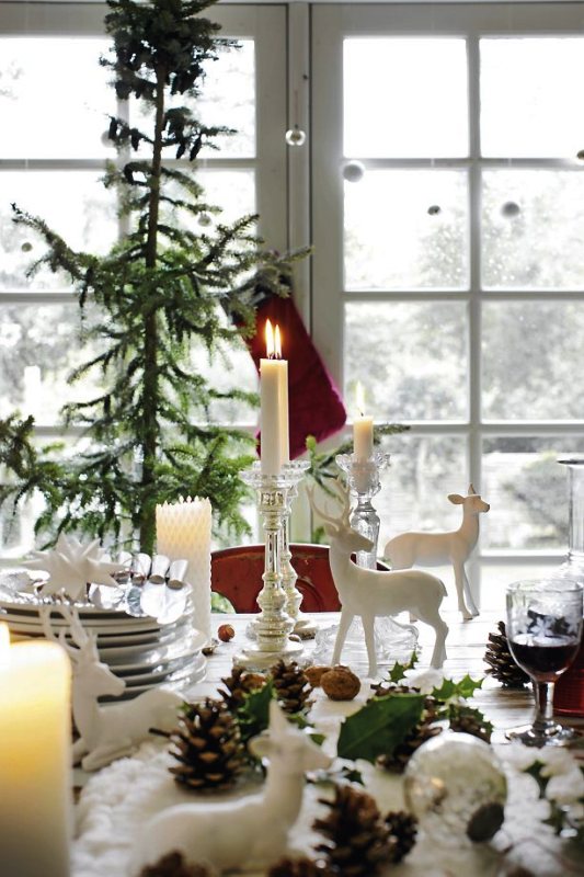 beautiful-white-christmas-table-scape