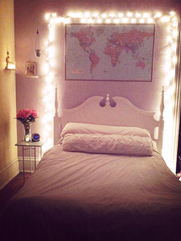 bedroom-with-christmas-lights
