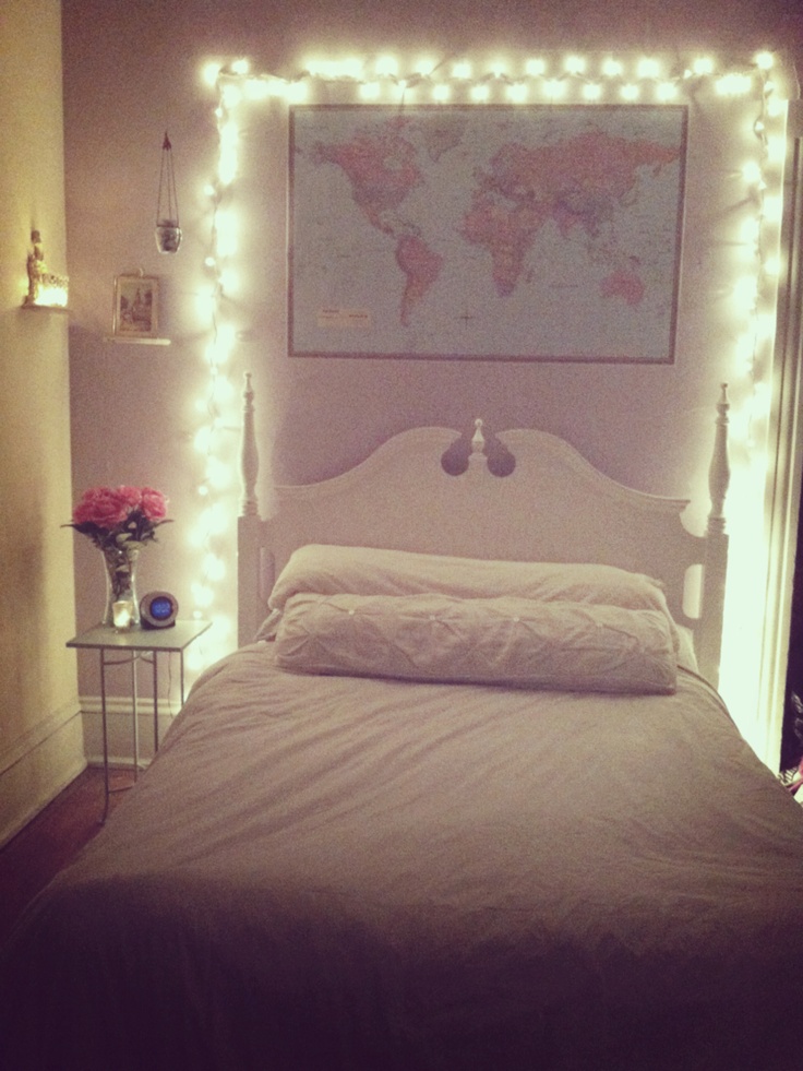 bedroom-with-christmas-lights