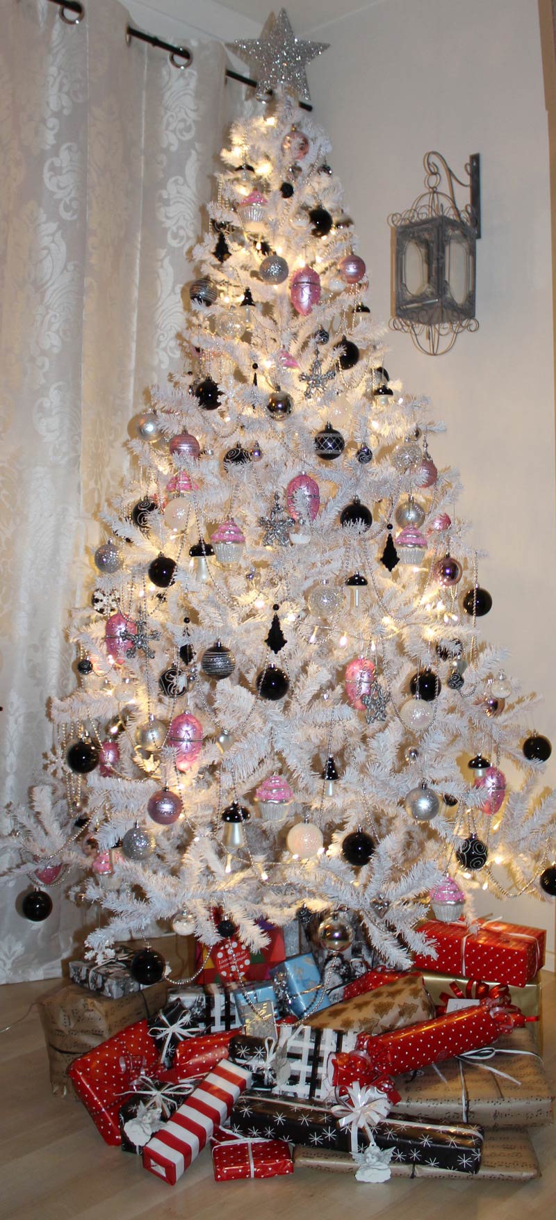 black-white-and-silver-christmas-tree-decorations