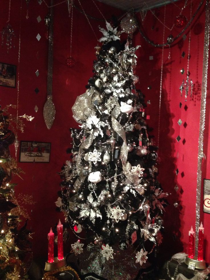 black-and-silver-christmas-tree-design
