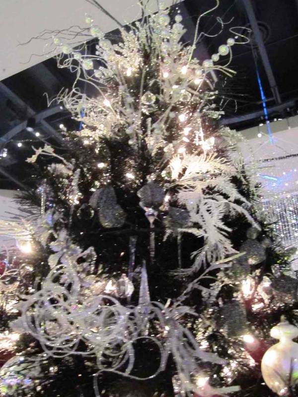 black-and-white-christmas-tree-decorating-ideas