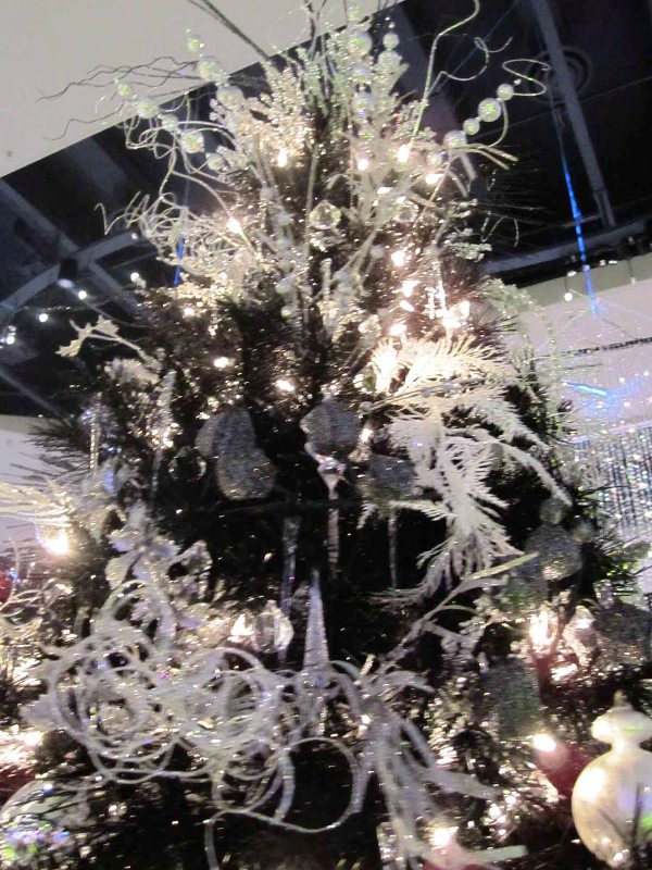 black-and-white-christmas-tree-decorating-with-light-ideas