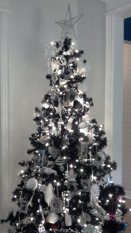 black-and-white-christmas-tree-fine-design