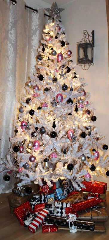 black-with-white-and-silver-christmas-tree-decorations