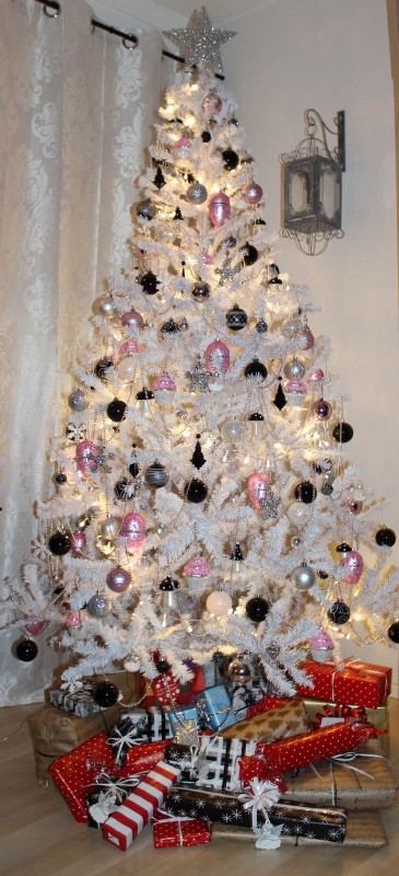 black-with-white-and-silver-christmas-tree-decorations