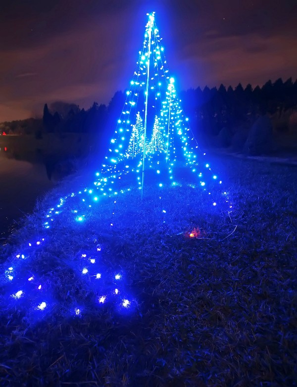 blue-christmas-tree-lights